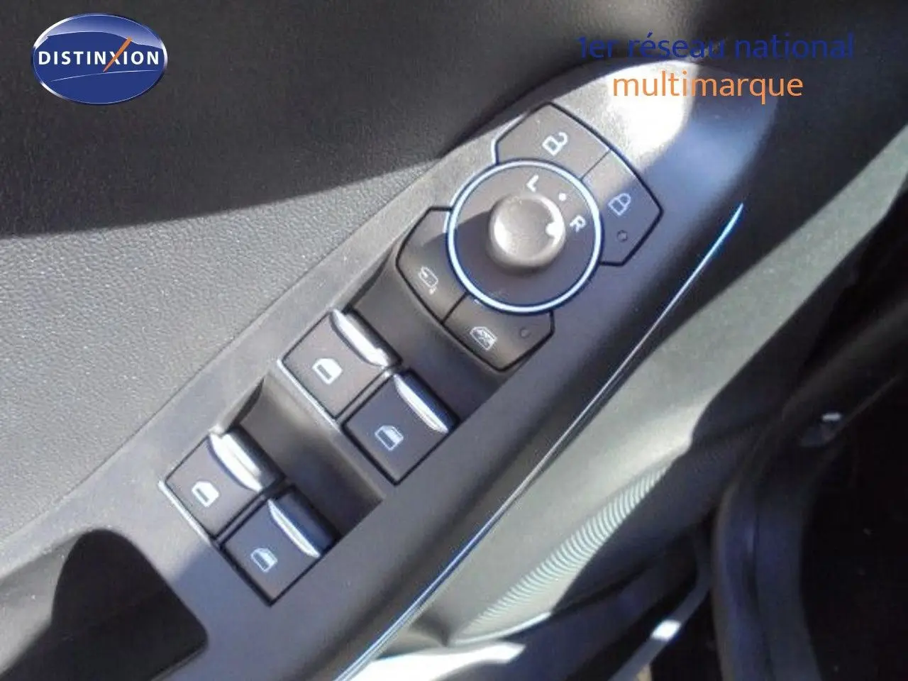 Commandes des vitres électriques et réglages des rétroviseurs sur la porte côté gauche d'un Ford Puma noir agate 2022.