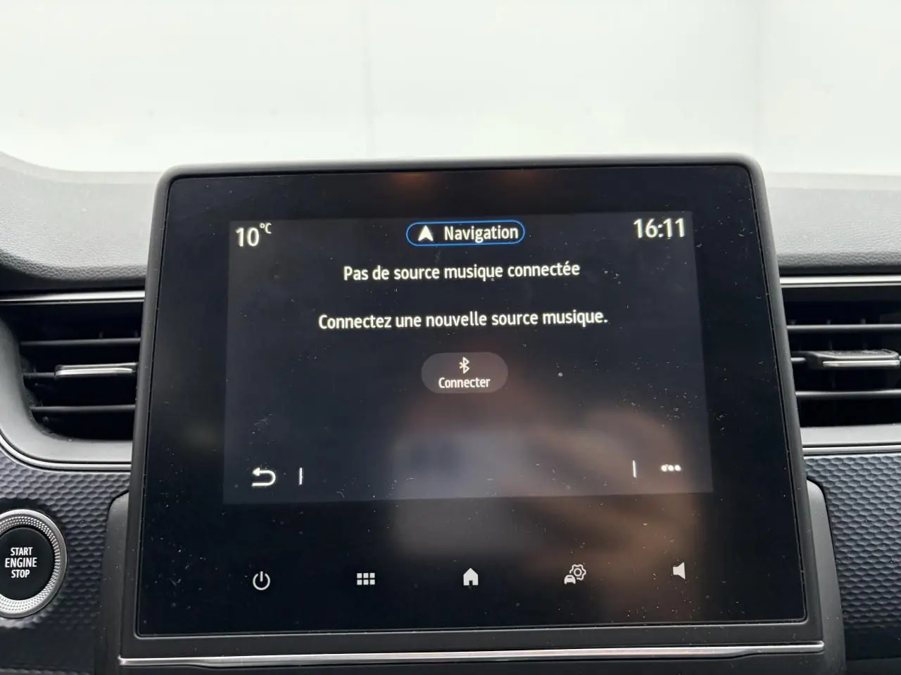 Écran tactile central du tableau de bord Renault Arkana 2025 affichant le menu de navigation et connexion Bluetooth.