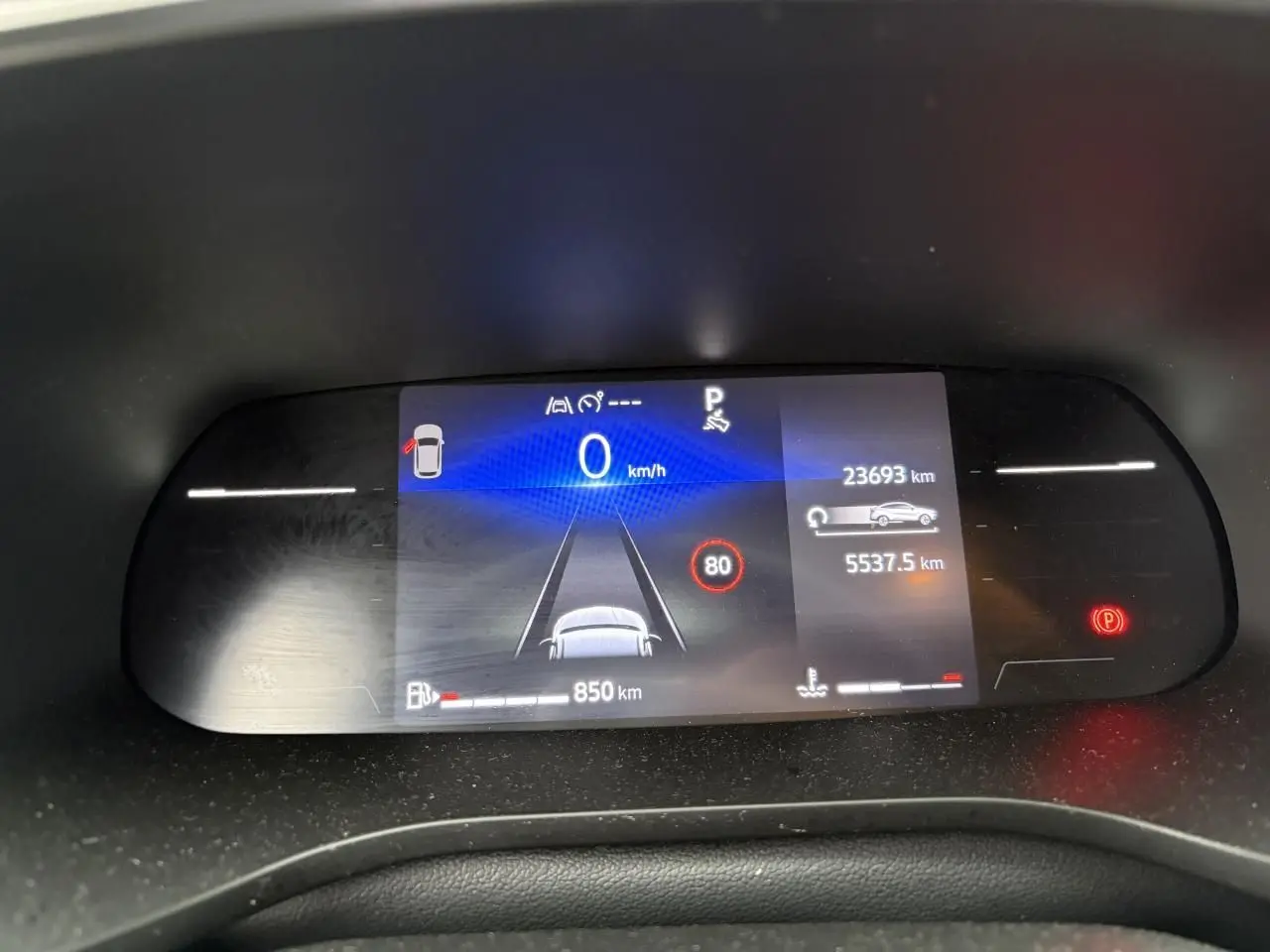 Tableau de bord numérique 7 pouces du Renault Arkana affichant la vitesse, l'autonomie et les alertes.