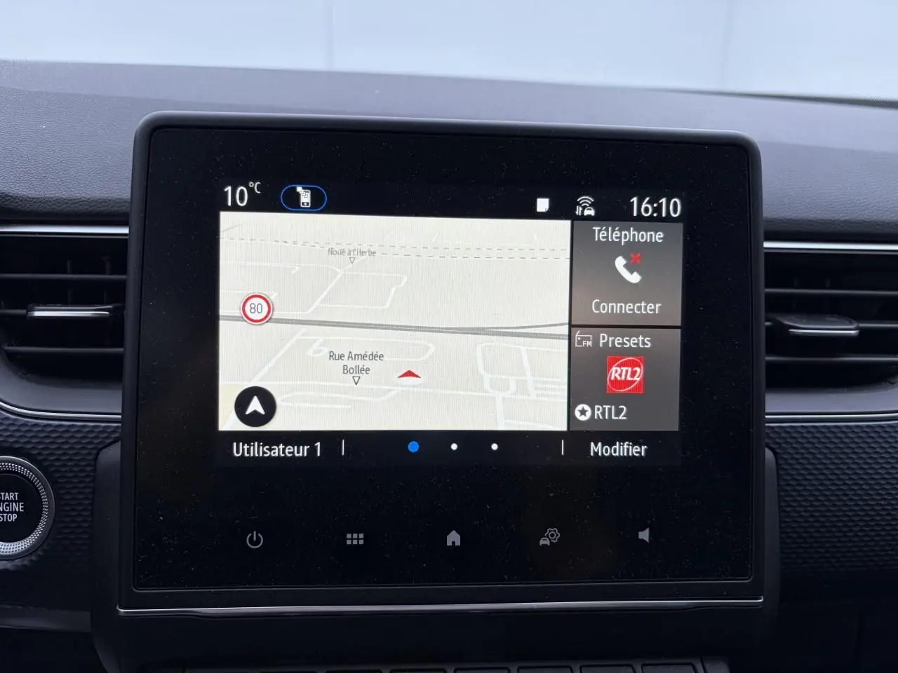Écran tactile central du tableau de bord du Renault Arkana 2025 affichant la navigation et les options téléphoniques.