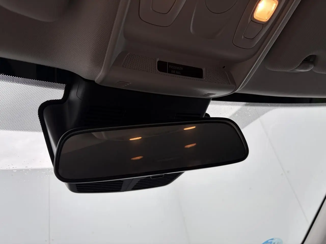 Rétroviseur intérieur de Renault Arkana 2025 vu de dessous avec plafonnier allumé, intérieur gris clair.