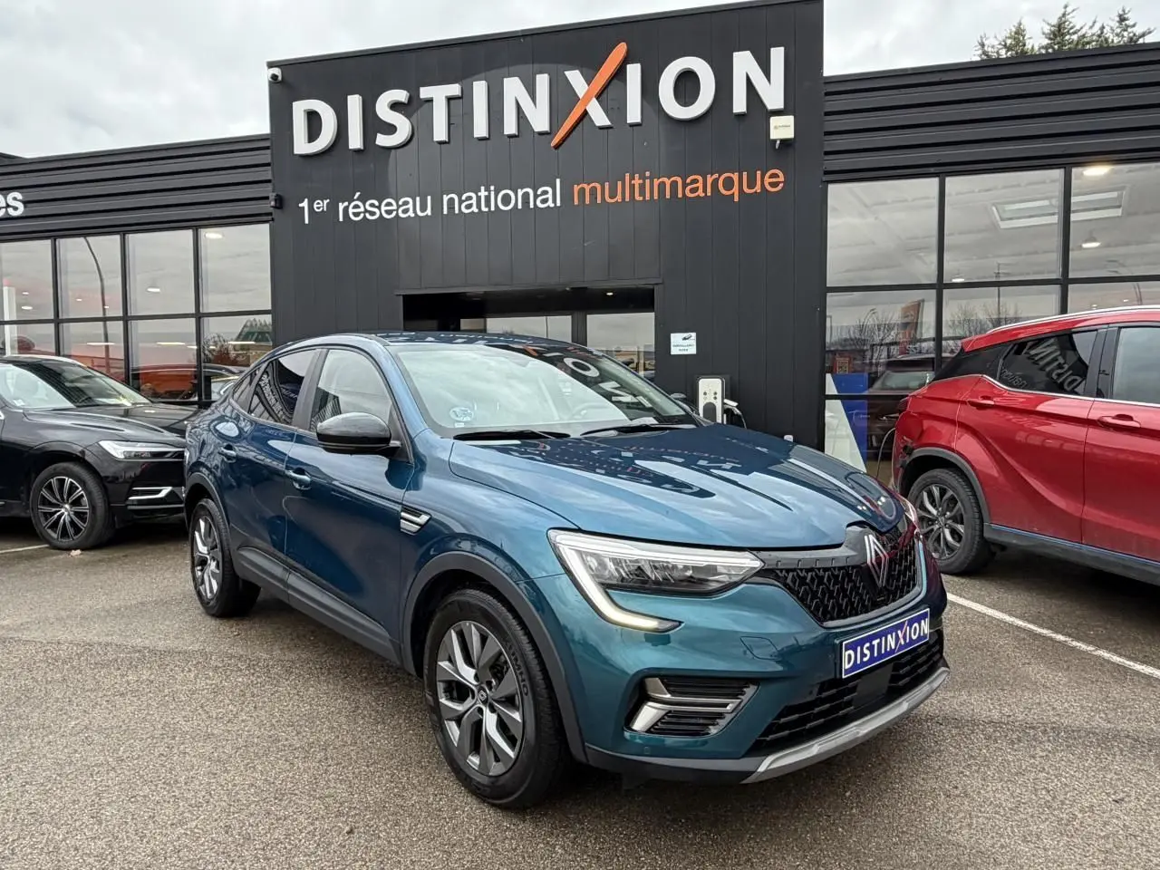 Vue 3/4 avant d'une Renault Arkana bleu Zanzibar métallisé, avec jantes alliage grises et calandre noire distinctive.