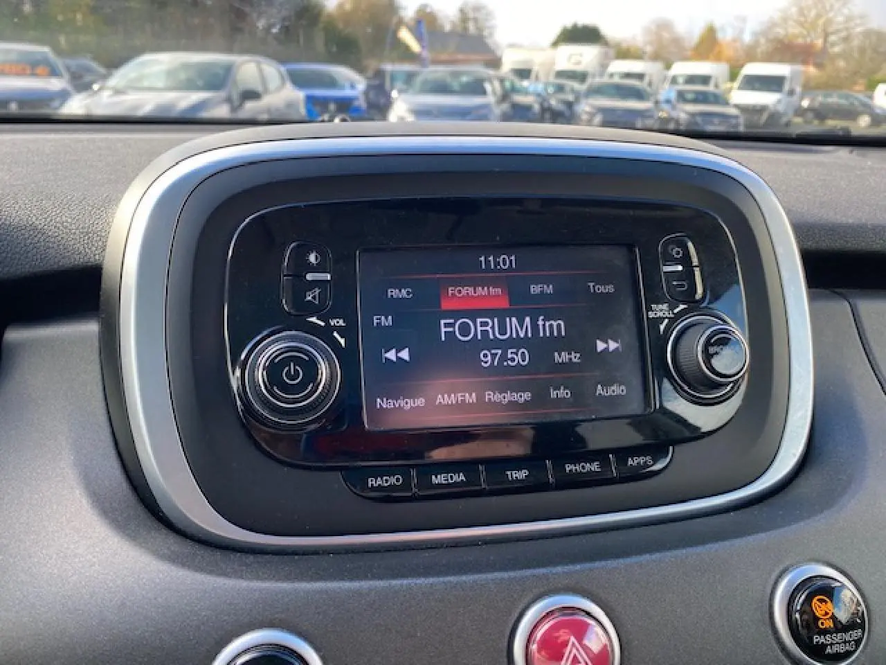 Détail de la console centrale du Fiat 500X Cross 2016 diesel, écran radio FM affichant la station FORUM fm.