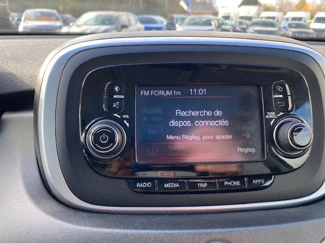 Tableau de bord du Fiat 500X 2016 avec écran tactile central affichant la recherche de dispositifs connectés.