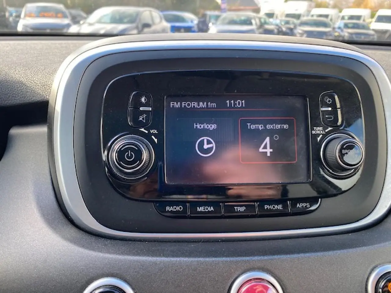 Écran central tactile de la console d'une Fiat 500X Cross 2016, affichant l'heure et la température extérieure.