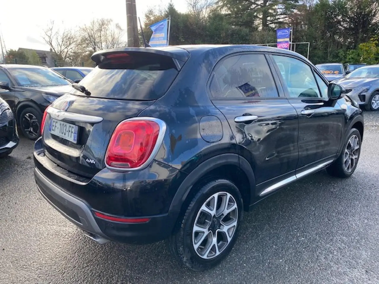 Vue 3/4 arrière droite d'un FIAT 500X Cross noir de 2016, avec jantes alliage et badge 4x4 visible.