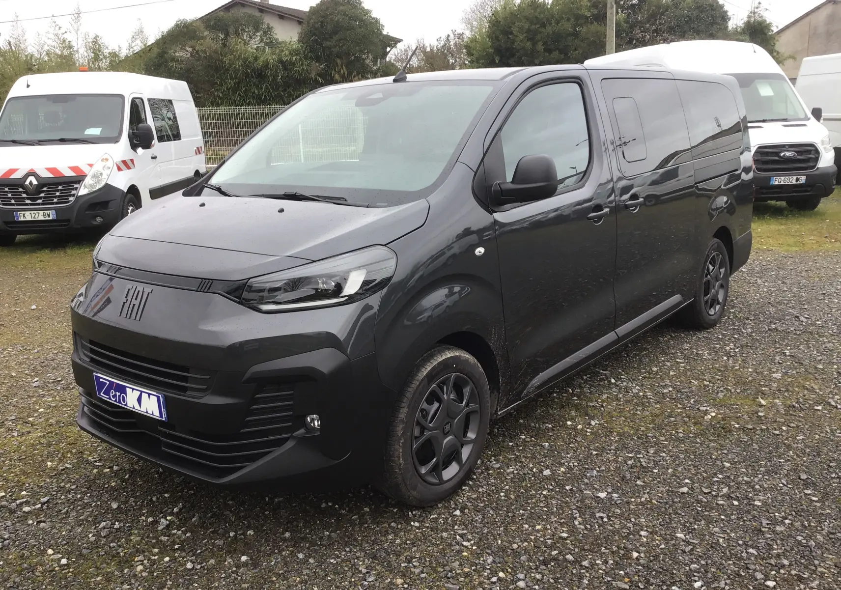 Vue 3/4 avant droit d’un FIAT Scudo Combi gris titane avec vitres latérales surteintées et jantes noires.