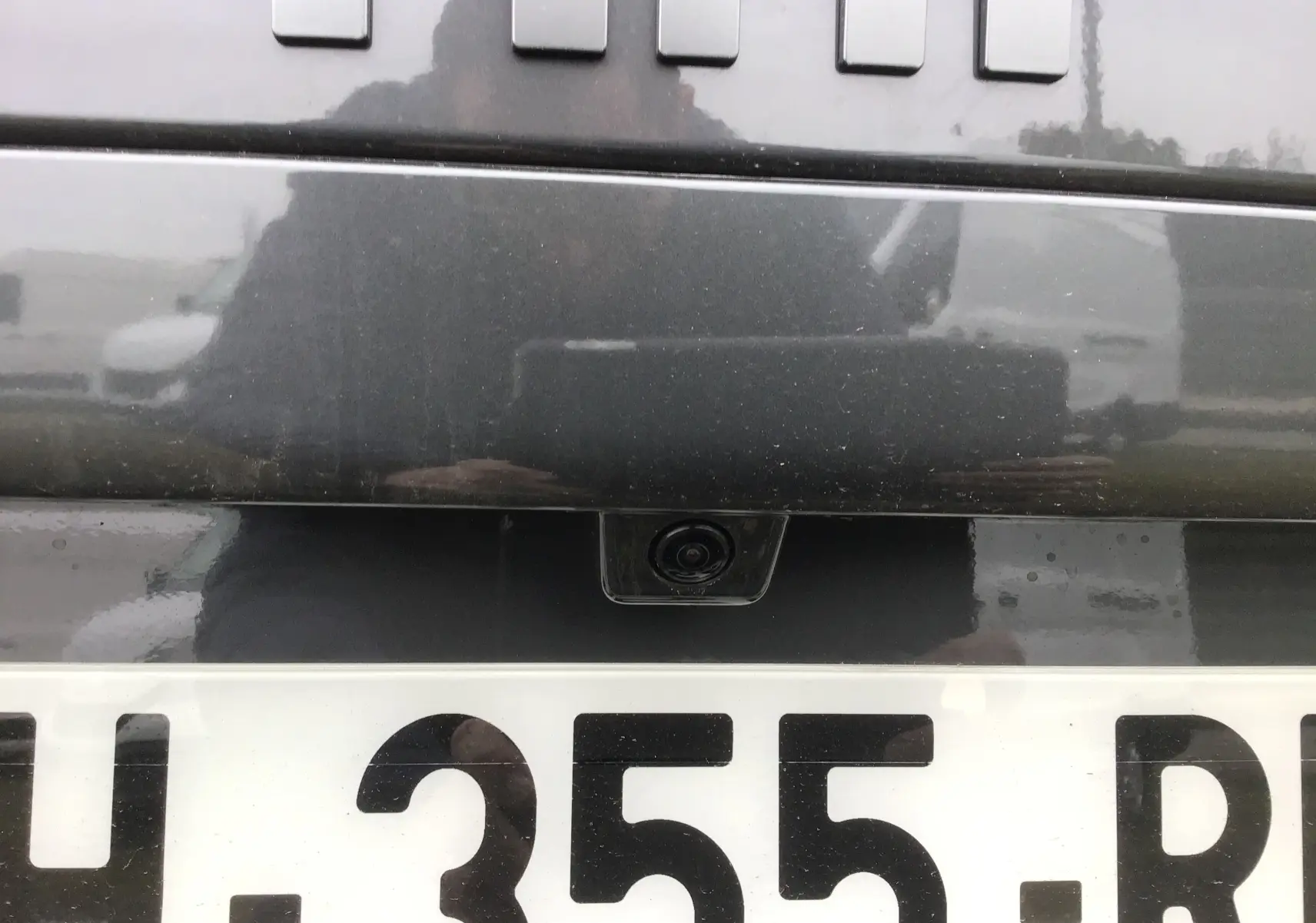 Gros plan sur la caméra de recul intégrée au hayon gris titane du FIAT Scudo Combi XL 2026.