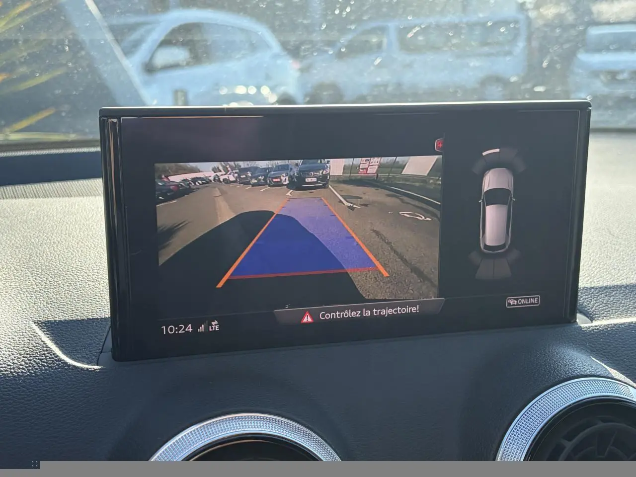 Vue intérieure de l'écran de caméra de recul de l'Audi Q2 35 TFSI S-Line 2024, affichant l'aide au stationnement.