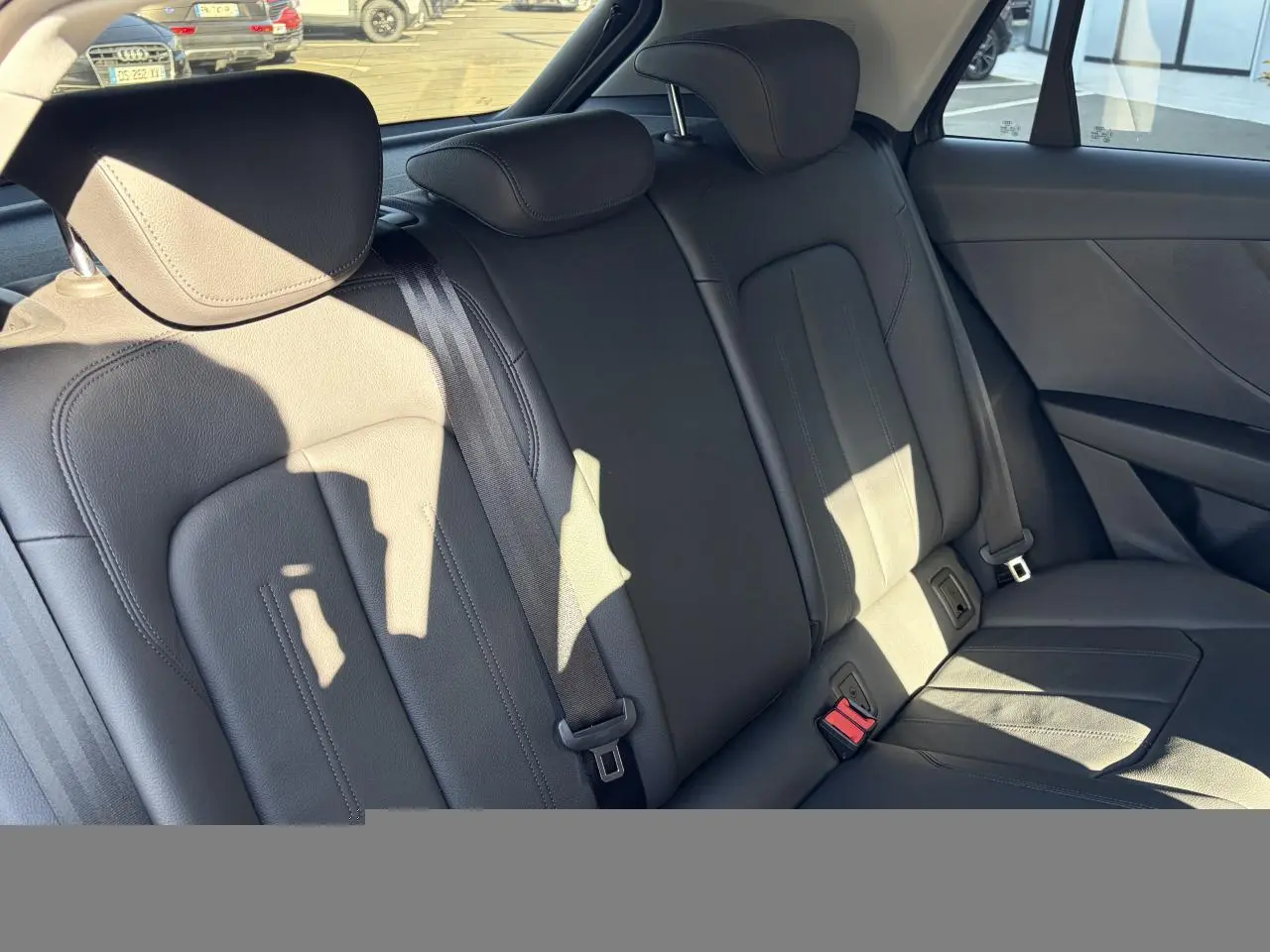 Vue intérieure montrant les sièges arrière en cuir noir de l'Audi Q2 35 TFSI S-Line, côté droit, avec ceinture de sécurité.