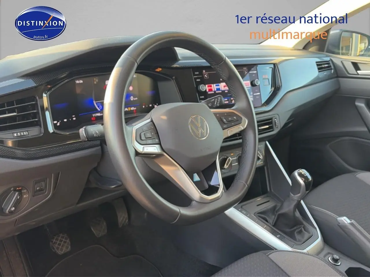 Vue intérieure côté conducteur du tableau de bord et volant cuir multifonction de la Volkswagen Polo gris 2025.