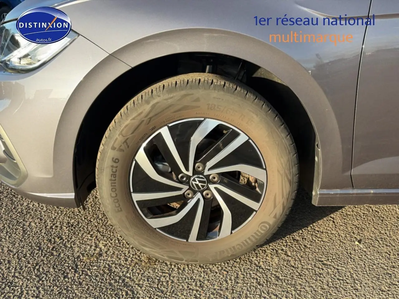 Gros plan sur la roue avant gauche d'une Volkswagen Polo gris métallisé avec jante alu au design moderne.