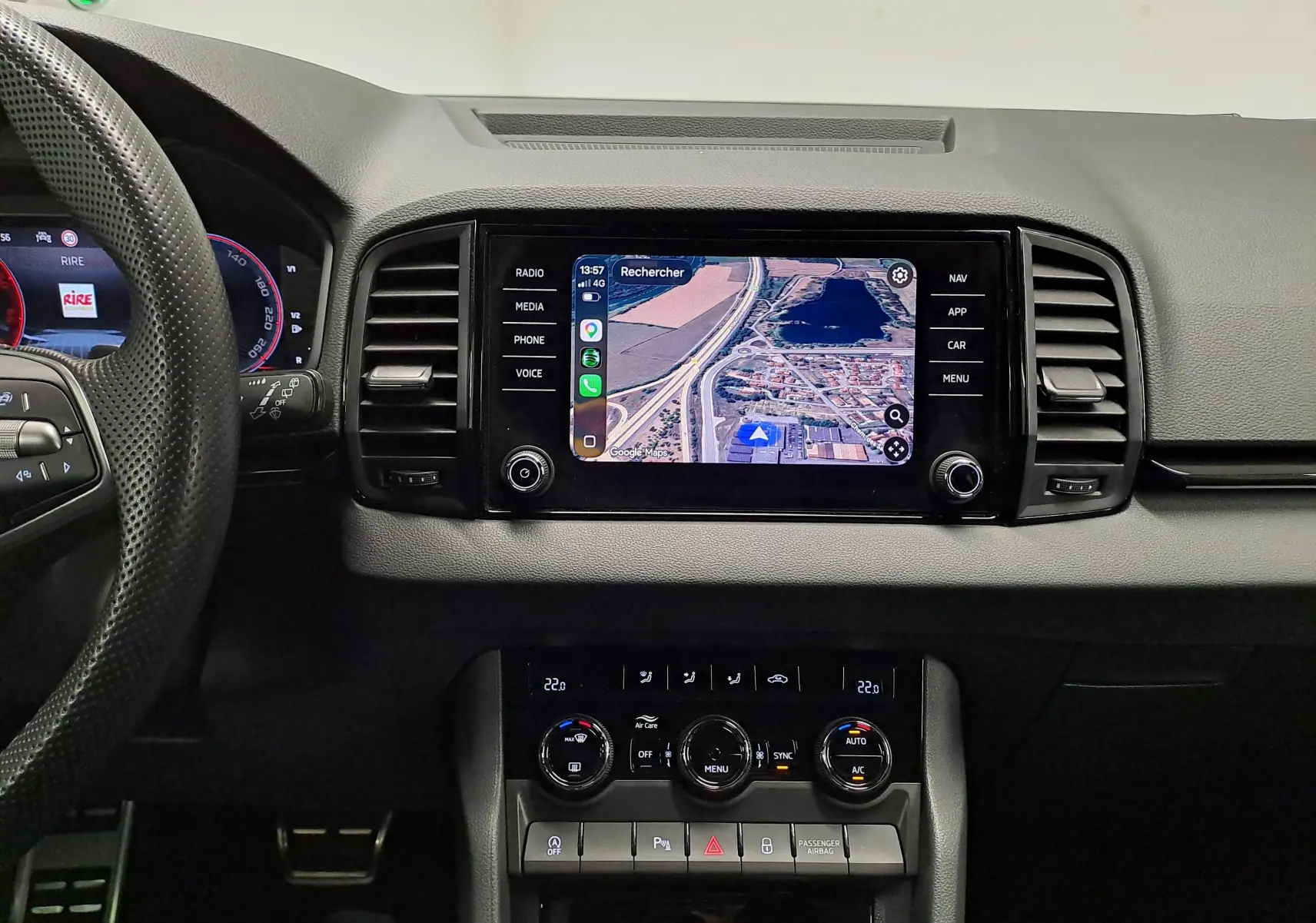 Vue intérieure centrée sur la console centrale du Skoda Karoq 2025 avec écran tactile et commandes climatisation.