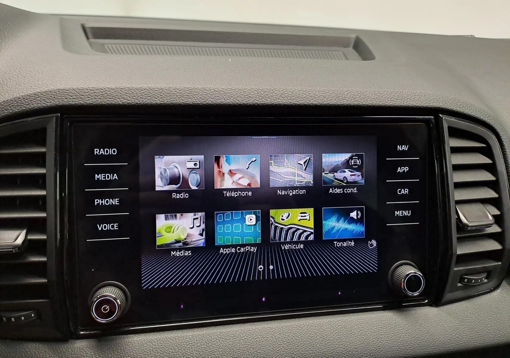 Écran tactile central du tableau de bord du Skoda Karoq 2025 affichant les options multimédia et navigation.