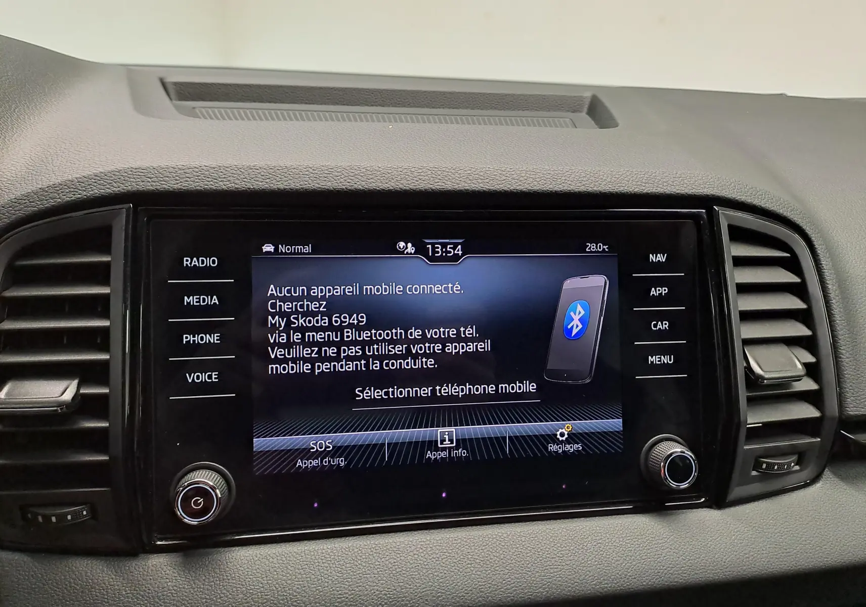 Écran tactile central du tableau de bord d'une Skoda Karoq gris graphite, affichant le menu Bluetooth.