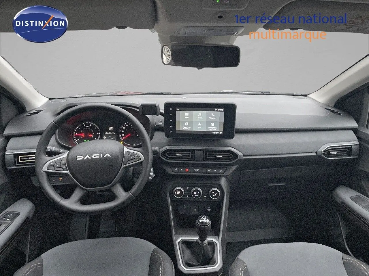 Vue frontale de l'intérieur noir du tableau de bord et volant du Dacia Jogger 1.0 ECO-G 100CH EXTREME 7 places.