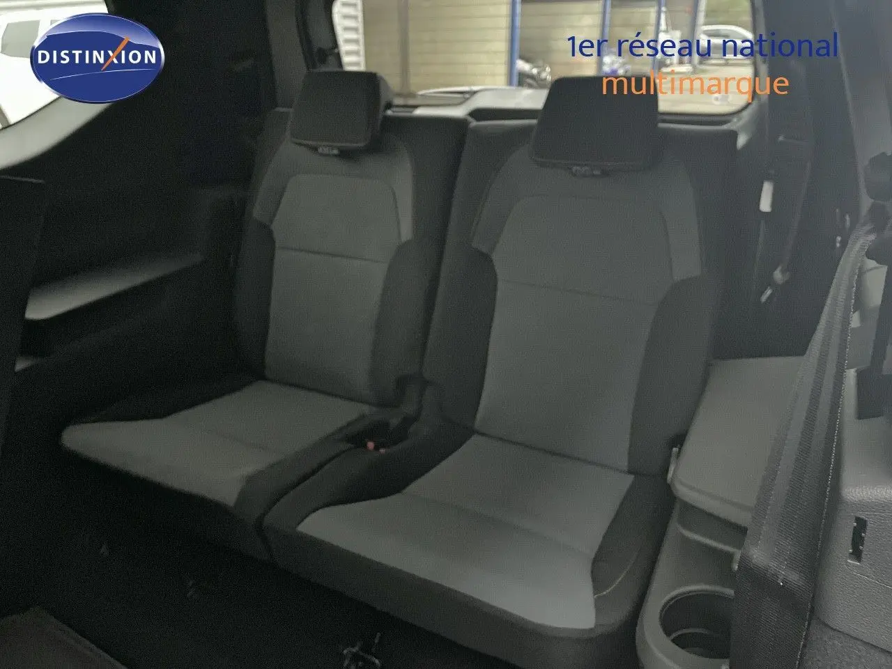 Vue intérieure sur les sièges arrière gris foncé du Dacia Jogger 2026, version 7 places, avec appuie-têtes intégrés.