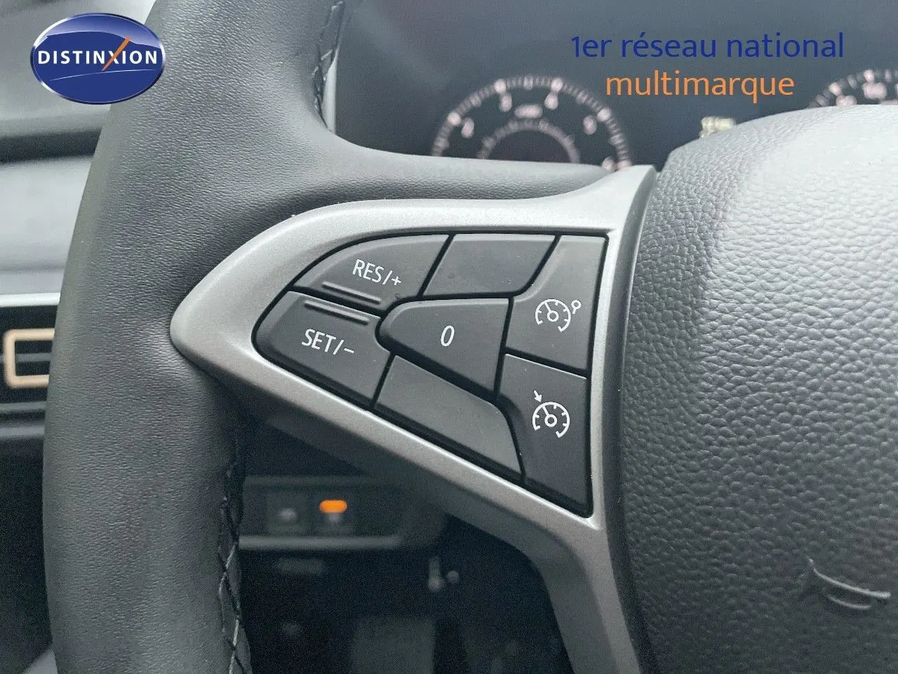 Gros plan sur les commandes au volant du Dacia Jogger 2026, montrant les boutons de régulateur de vitesse.