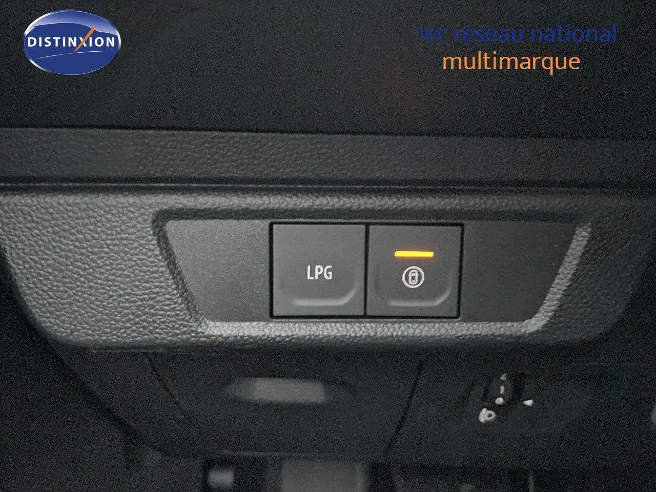 Gros plan sur les boutons de commande LPG et verrouillage intérieur du tableau de bord du Dacia Jogger gris schiste.