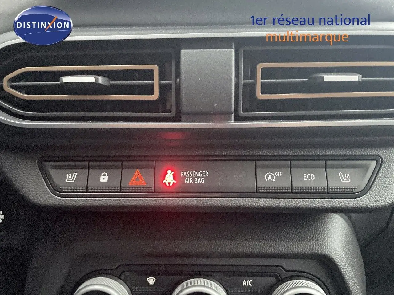 Détail du tableau de bord du Dacia Jogger 2026 avec boutons de sécurité et ventilation, finition gris schiste métal.