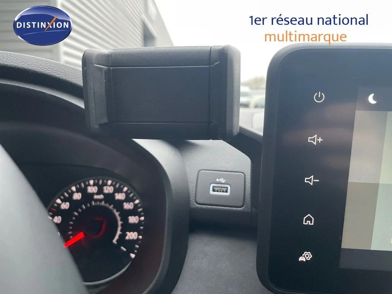 Vue rapprochée de l’intérieur du Dacia Jogger gris schiste, montrant le compteur et une prise USB près de l’écran tactile.