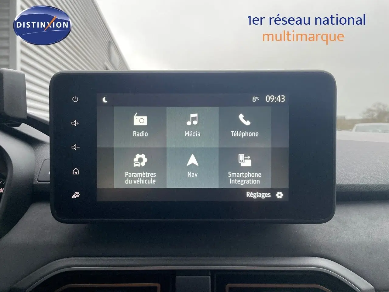 Écran tactile central du tableau de bord du Dacia Jogger 2026 affichant les options radio, média, téléphone et navigation.
