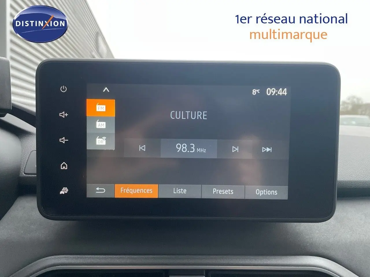 Écran tactile central du tableau de bord du Dacia Jogger 2026 affichant une radio FM sur fond gris.