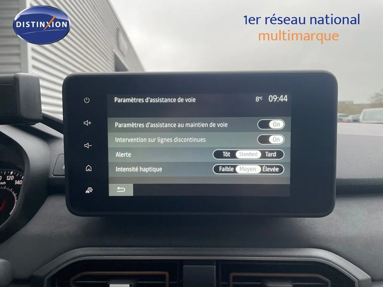 Vue intérieure centrée sur l’écran tactile du tableau de bord du Dacia Jogger gris schiste métal, affichant les réglages d’assistance de voie.