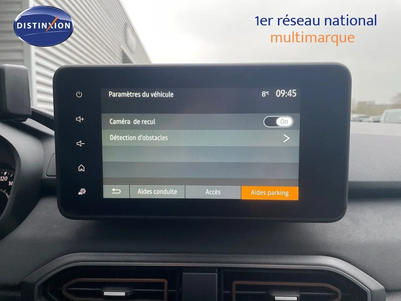 Écran tactile central du Dacia Jogger 2026 affichant les paramètres de caméra de recul et détection d'obstacles.