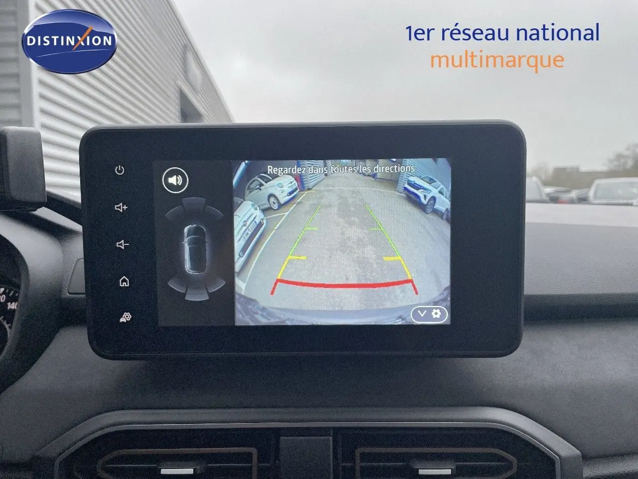 Écran central affichant la caméra de recul du Dacia Jogger gris schiste, vue intérieure du tableau de bord.