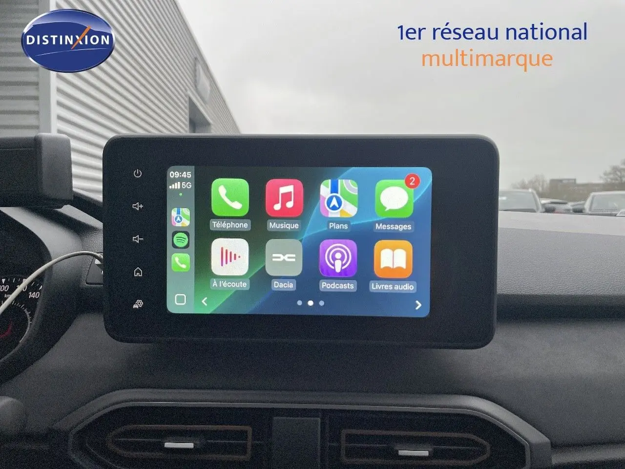 Vue intérieure centrée sur l’écran tactile multimédia du tableau de bord du Dacia Jogger 2026.