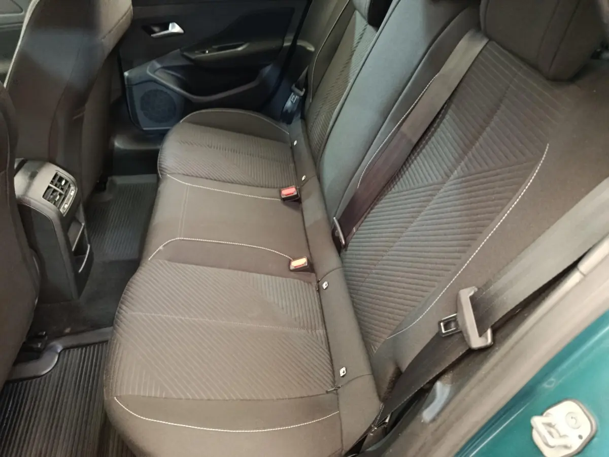Vue intérieure arrière côté droit de la banquette noire avec surpiqûres claires de la Peugeot 308 2023.