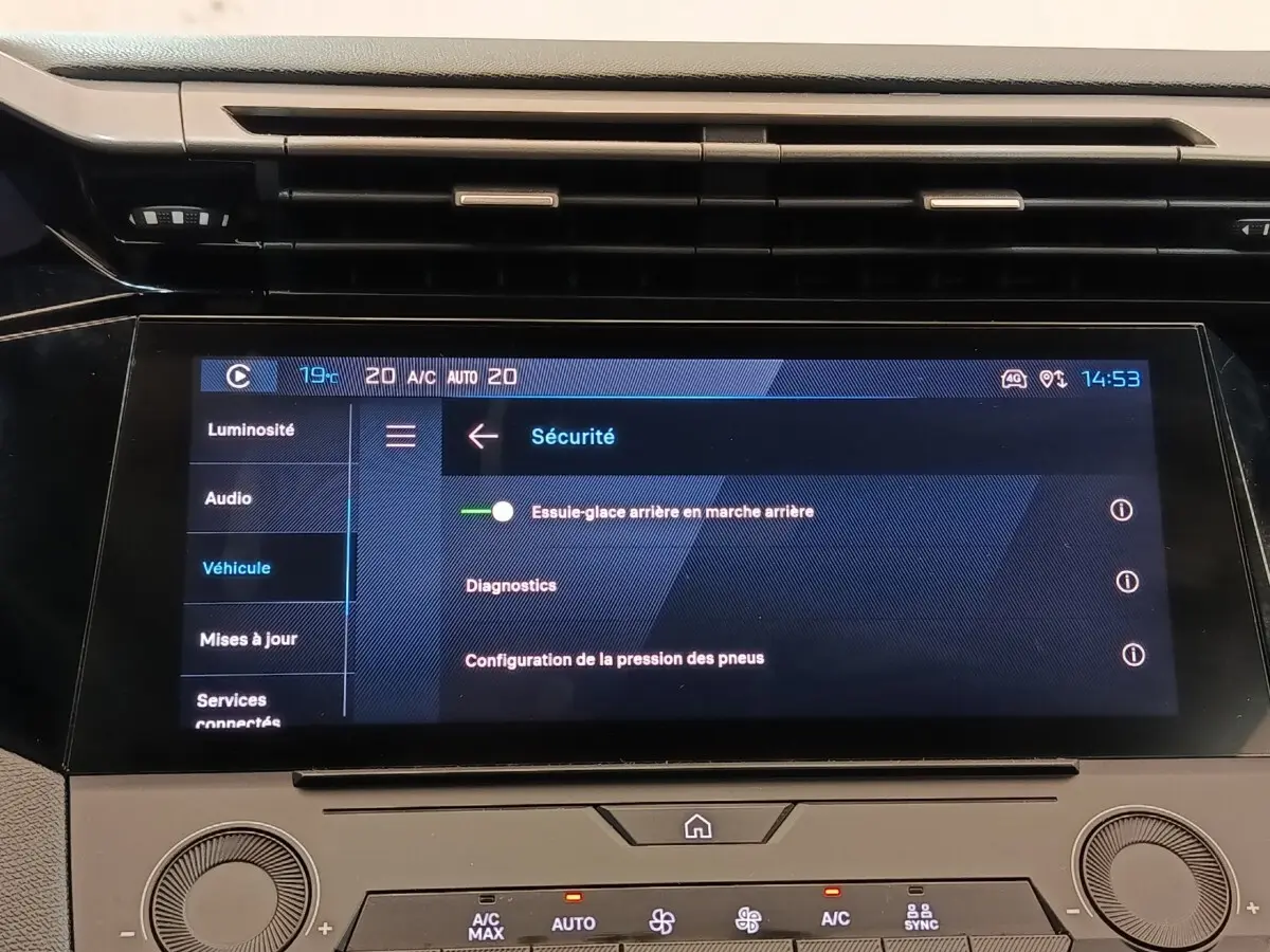 Écran tactile central affichant le menu sécurité dans l’habitacle d’une Peugeot 308 2023, vue de face.
