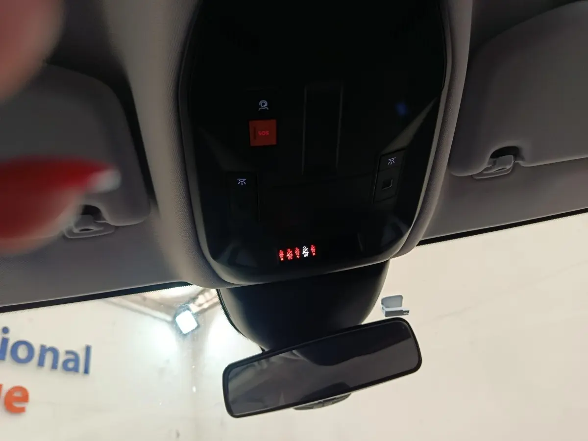 Vue intérieure du plafonnier avec commandes d'éclairage et bouton SOS de la Peugeot 308 2023, couleur non visible.