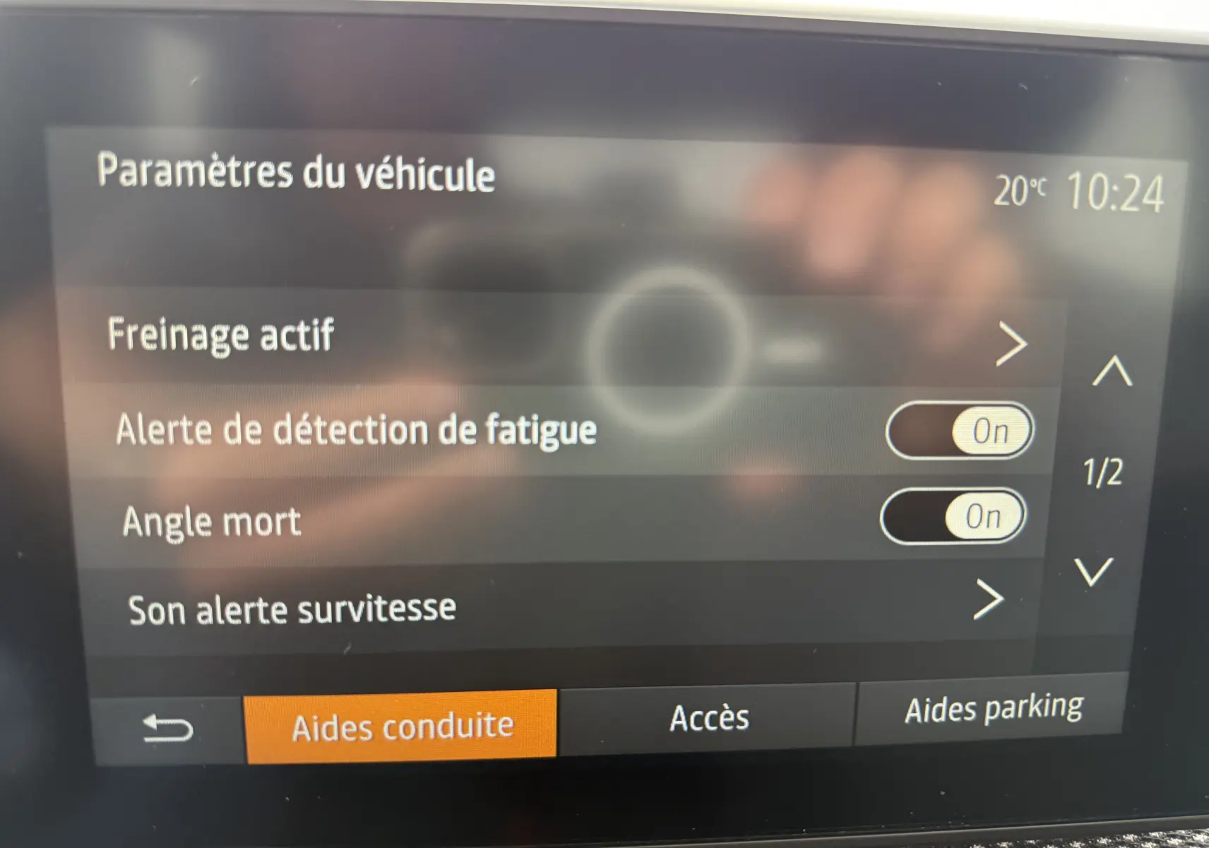 Écran central intérieur du Dacia Sandero Stepway 2025 montrant les paramètres d’aides à la conduite activés.