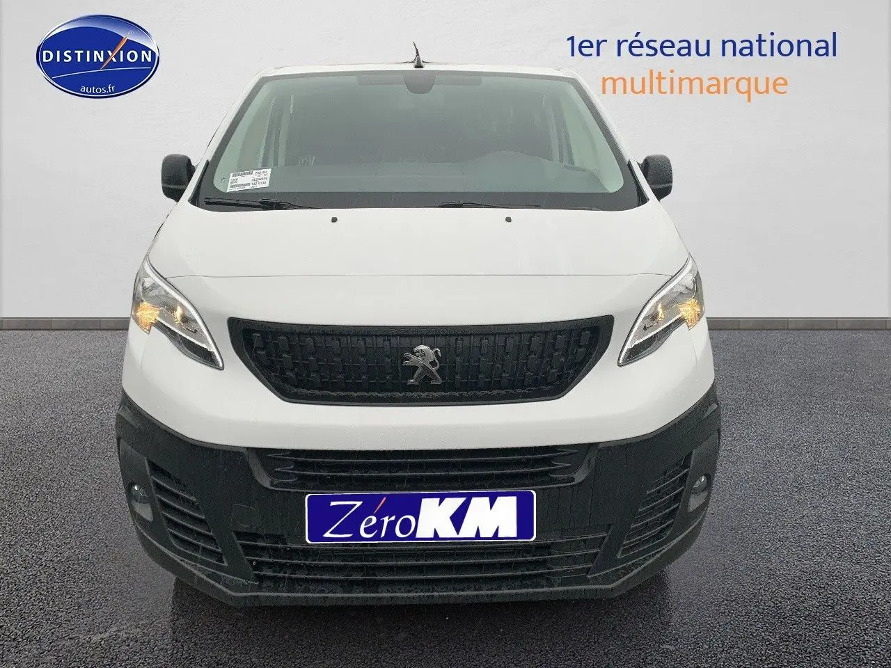 Vue de face d'un Peugeot Expert Cabine Approfondie blanc avec calandre noire et feux allumés.