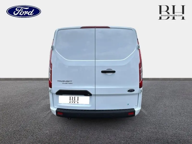 Vue arrière du fourgon Ford Transit Custom blanc glacier avec portes battantes et logo Ford visible.