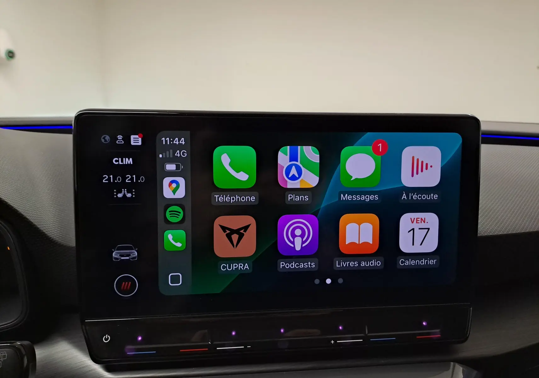 Écran tactile central de la CUPRA Leon 2023 affichant les applications connectées avec ambiance lumineuse bleue.