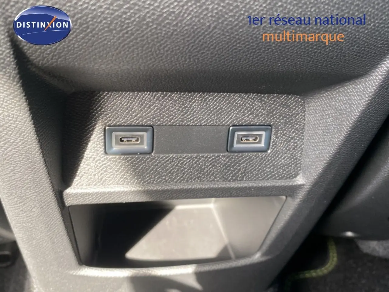 Détail des deux ports USB-C intégrés dans la console centrale intérieure de la Peugeot 308 Hybrid blanche.