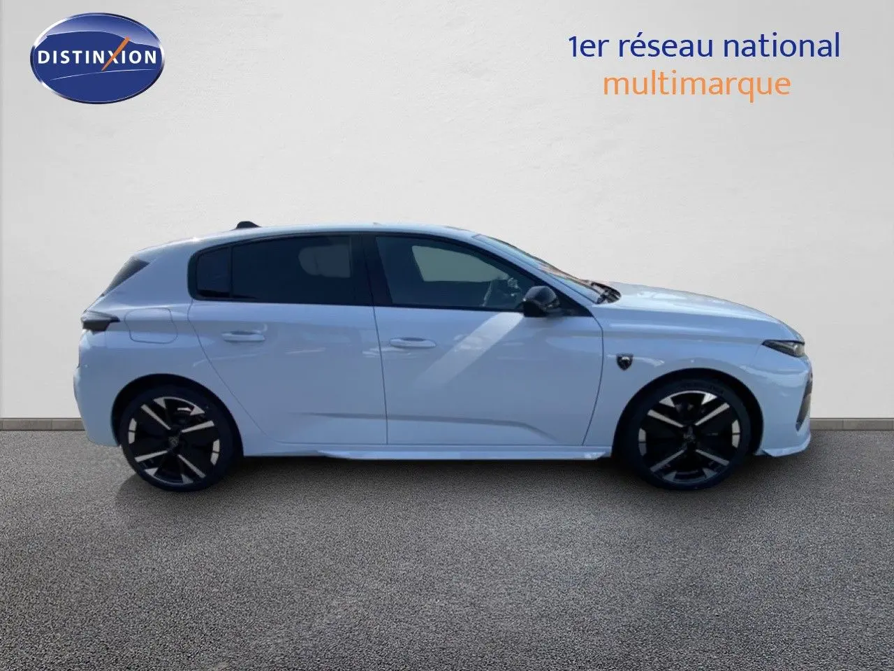 Profil côté gauche d'une Peugeot 308 Hybrid 145ch GT blanche Okenite Metal avec jantes noires et vitres teintées.