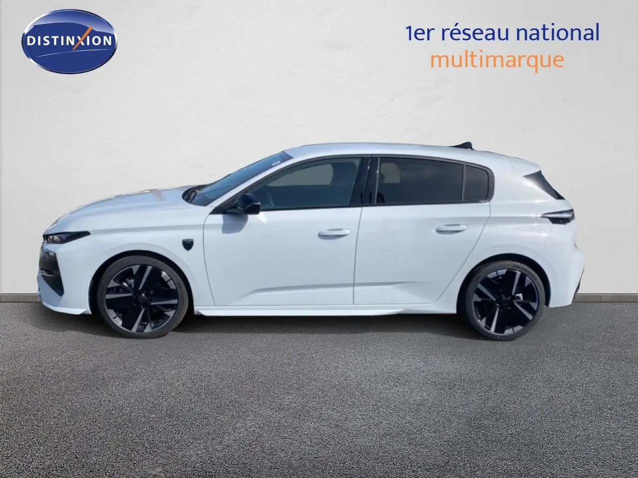 Peugeot 308 Hybrid 145ch GT blanc Okenite métal vue de profil côté gauche, jantes noires distinctives.