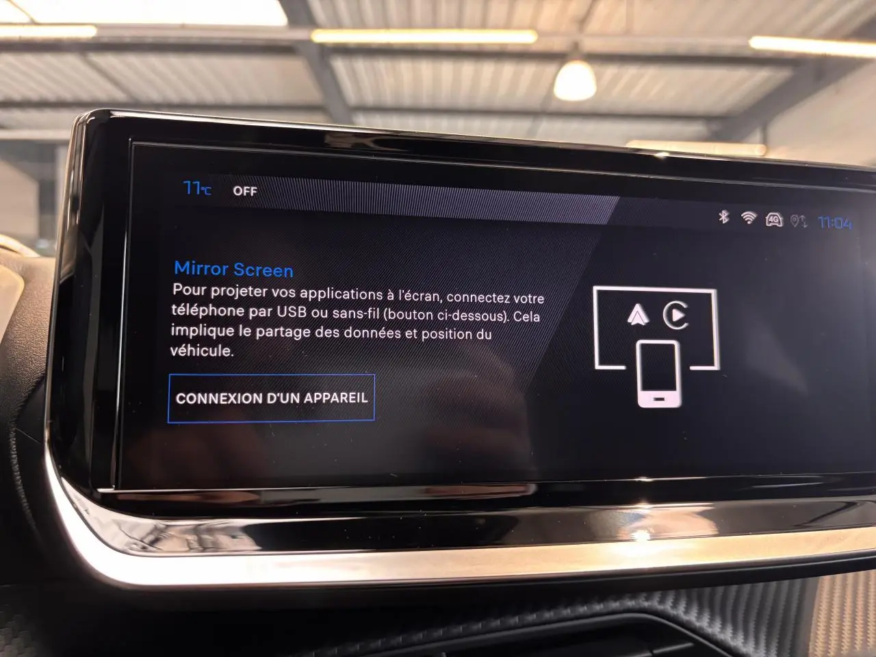 Écran tactile intérieur du Peugeot 2008 blanc, affichant l'interface Mirror Screen pour connexion smartphone.