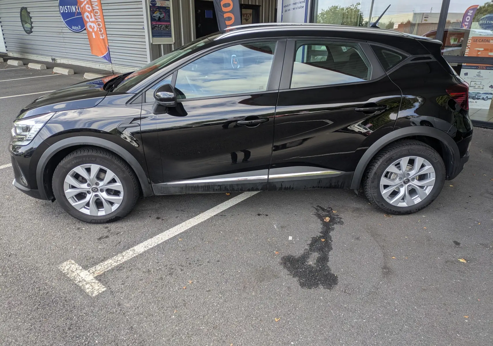 Profil côté gauche d'un Renault Captur Business DCI 95 noir de 2020, avec jantes alliage et détails chromés sur le bas de caisse.