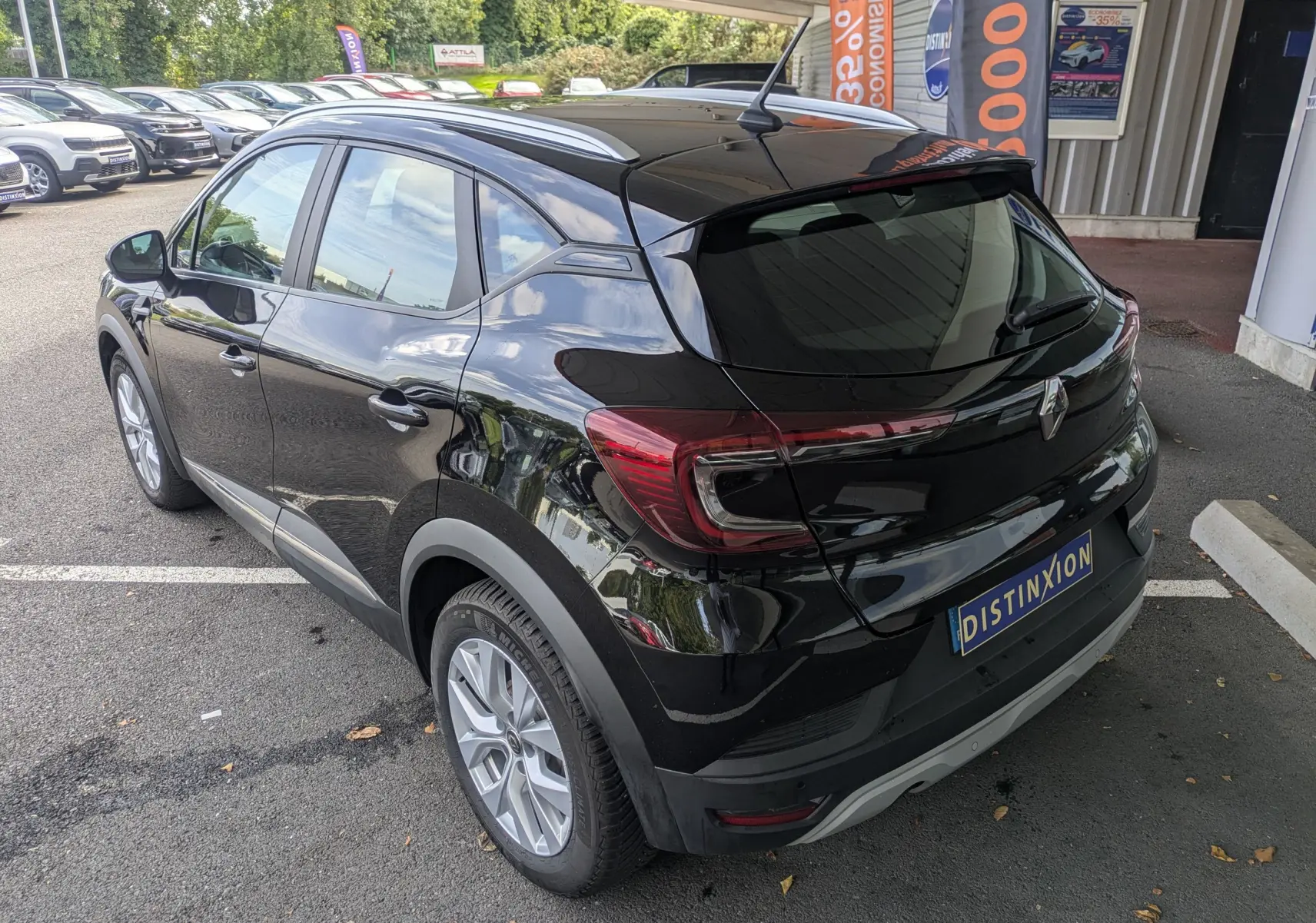 Renault Captur Business DCI 95 noir vu en 3/4 arrière droit, avec feux arrière distinctifs et jantes alliage.