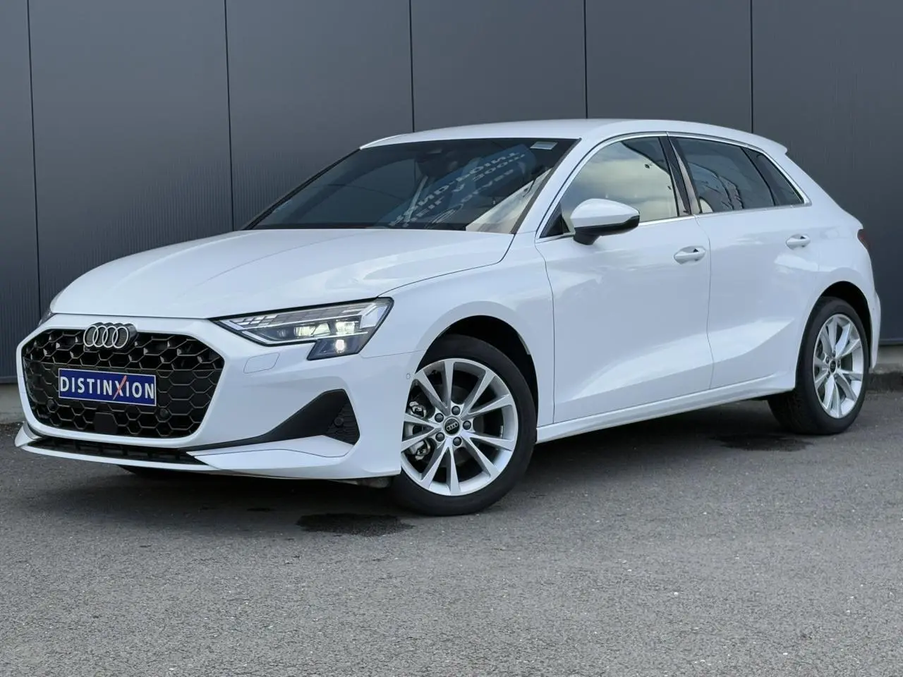Audi A3 Sportback blanc Arkona vue 3/4 avant droit avec phares Matrix LED et jantes alliage 17 pouces.