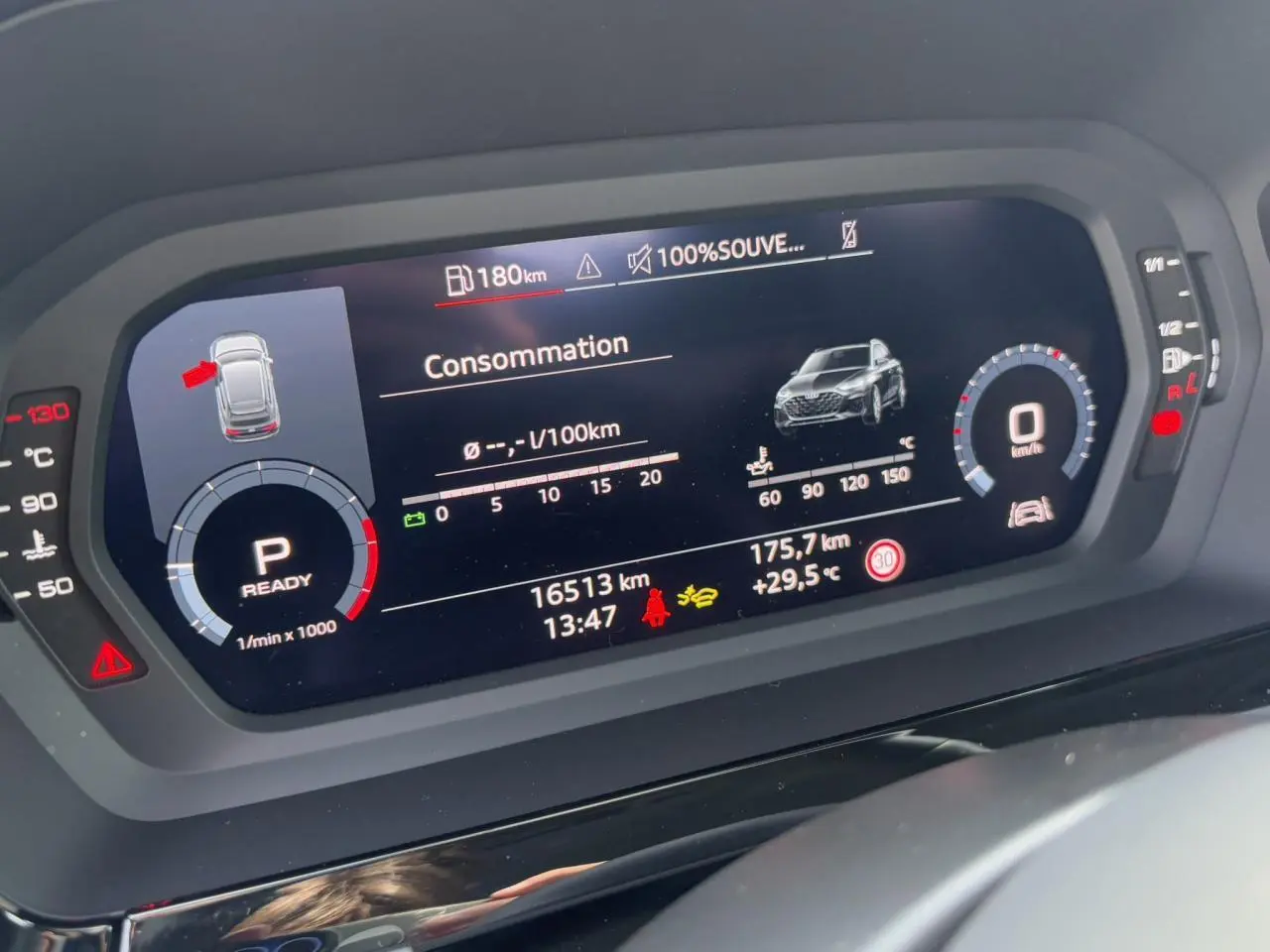 Tableau de bord numérique de l'Audi A3 Sportback 2024 affichant consommation et vitesse à l'arrêt.