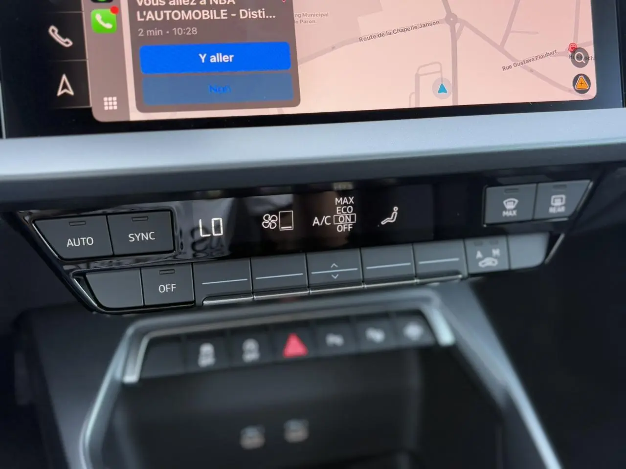 Détail de la console centrale de l'Audi A3 Sportback 2024 avec commandes climatisation et écran tactile de navigation visible.