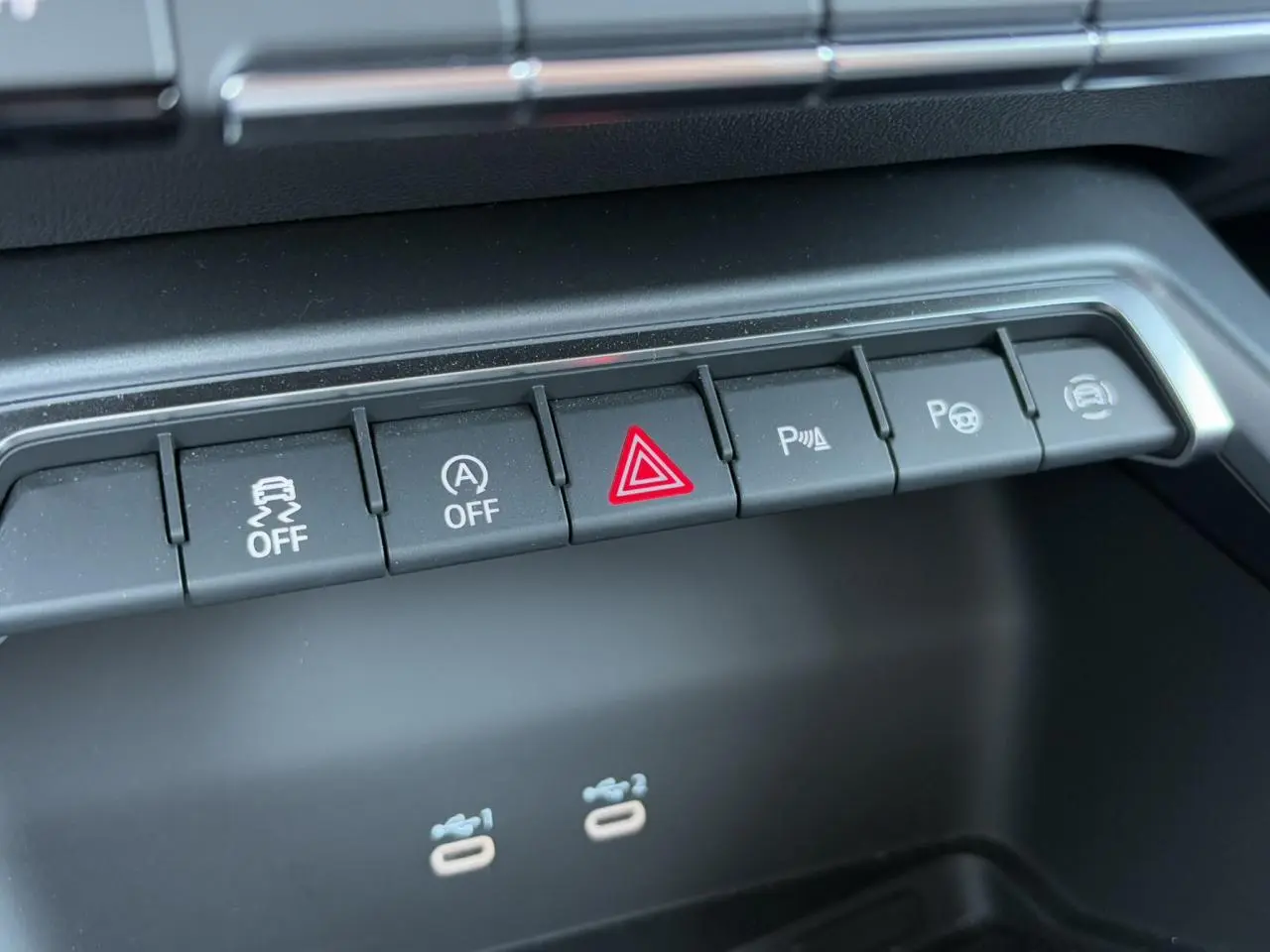 Gros plan sur les boutons de commande du tableau de bord de l'Audi A3 Sportback 2024, finition Advanced Edition.