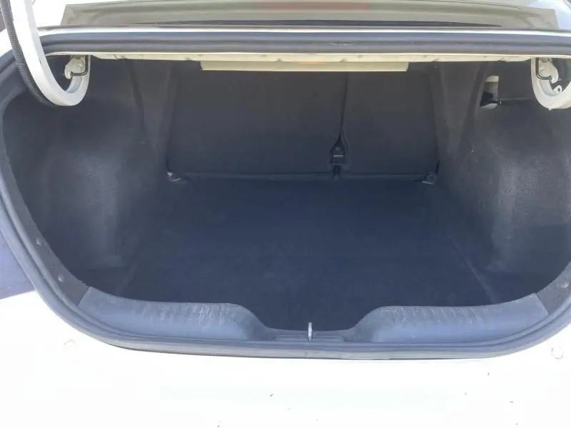 Coffre ouvert d'une FIAT TIPO blanche 2019, vue de face montrant l'espace de chargement vide et propre.