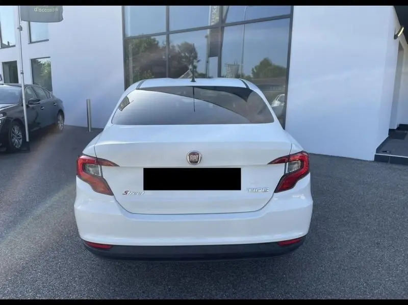 Vue arrière d'une FIAT TIPO blanche 2019, version 1.4 Street, avec feux arrière distinctifs et logo central visible.